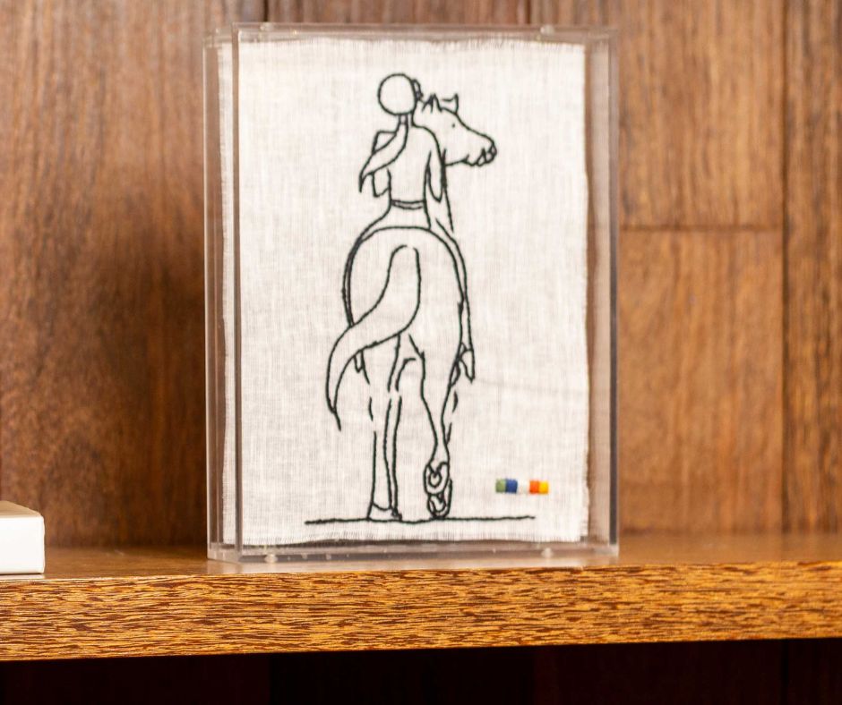 Quadro Bordado livre Menina no Cavalo - Branco