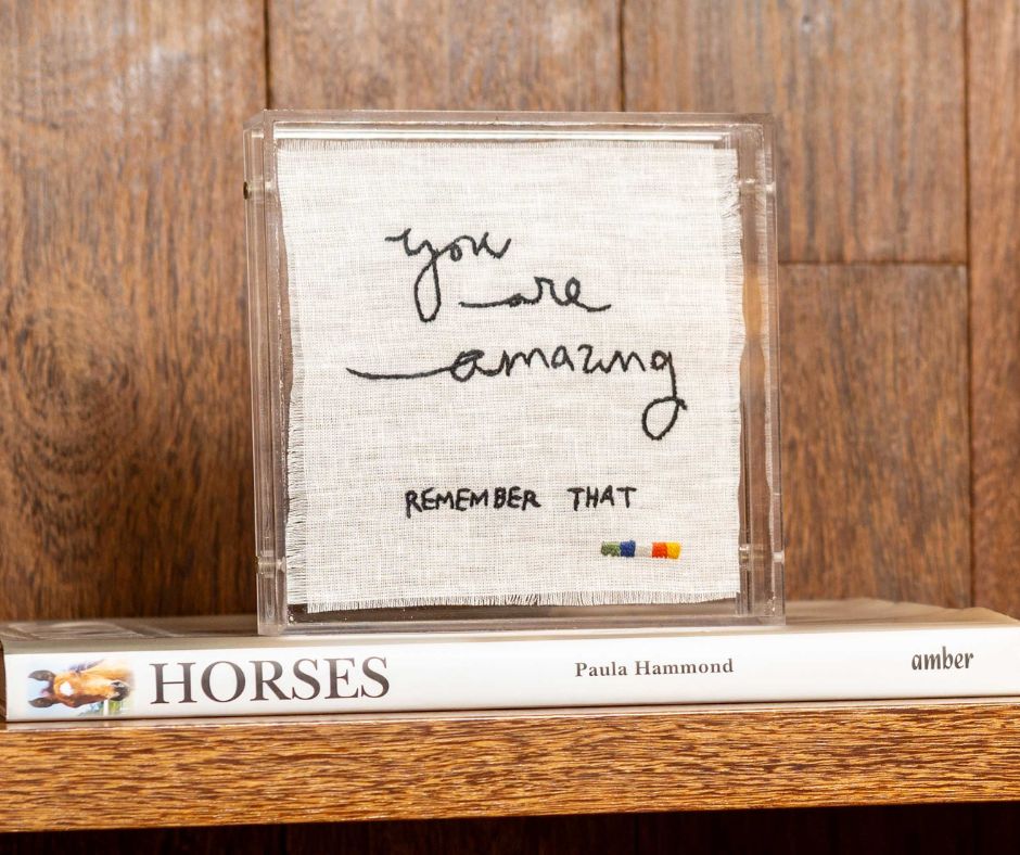 Quadro Bordado livre You are Amazing - Branco